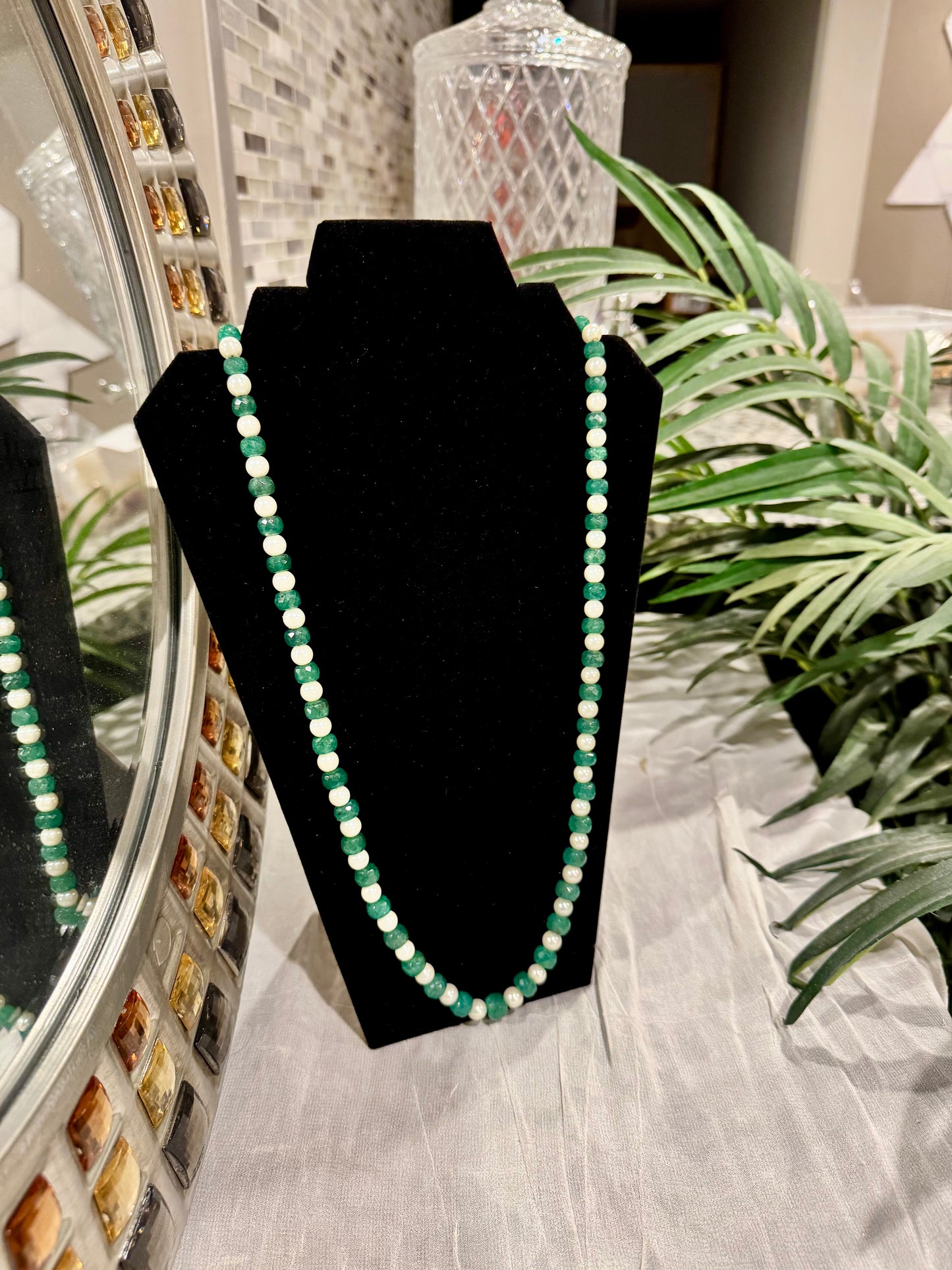 Emerald cut finish and pearls necklace