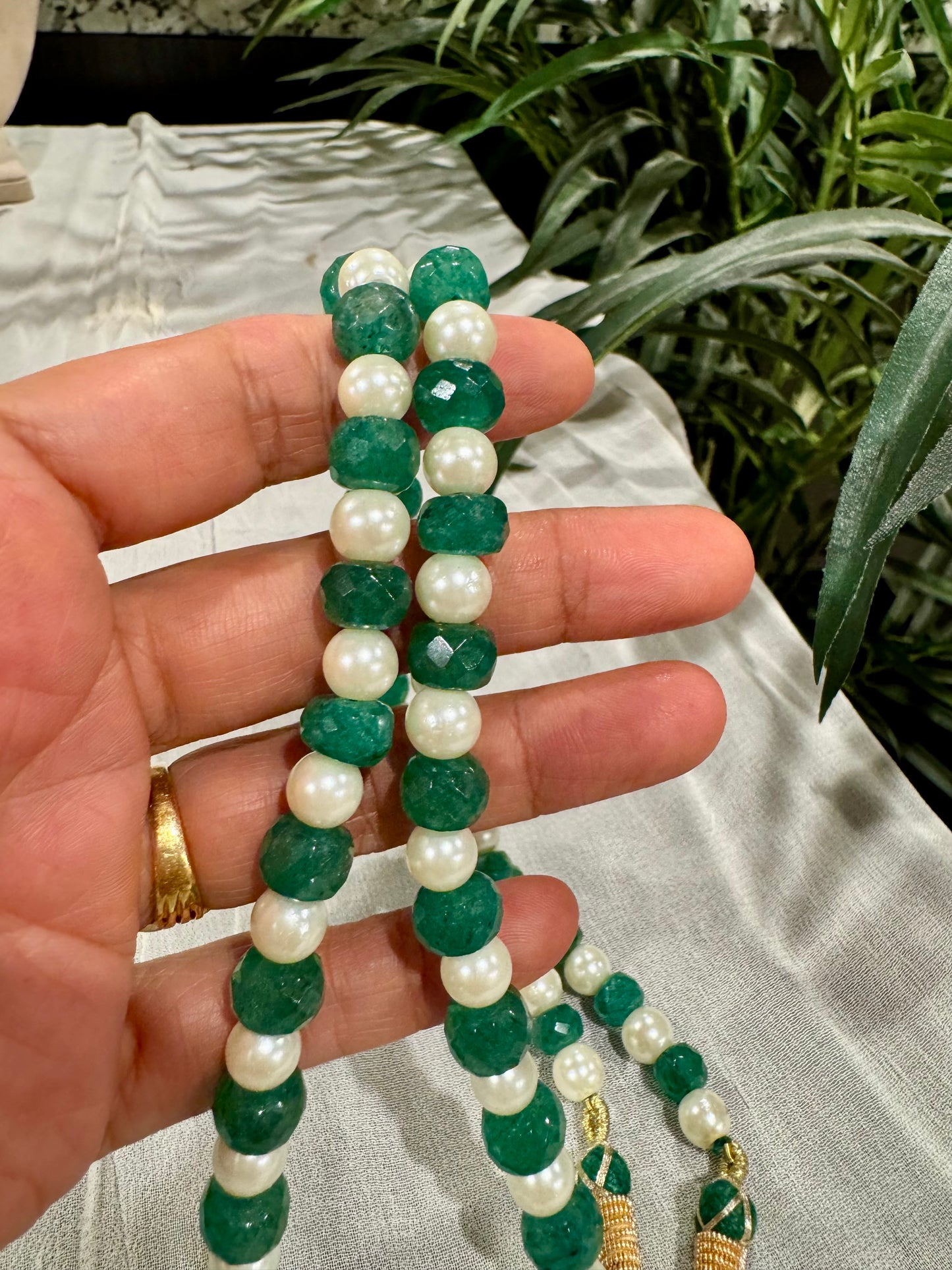 Emerald cut finish and pearls necklace